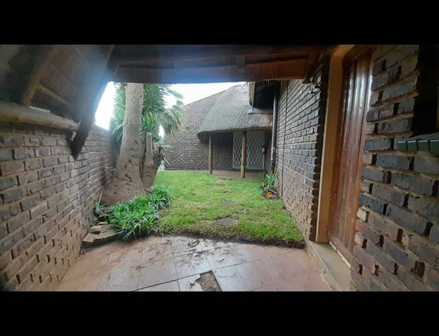 2 BEDROOM TOWNHOUSE TO LET IN THREE RIVERS